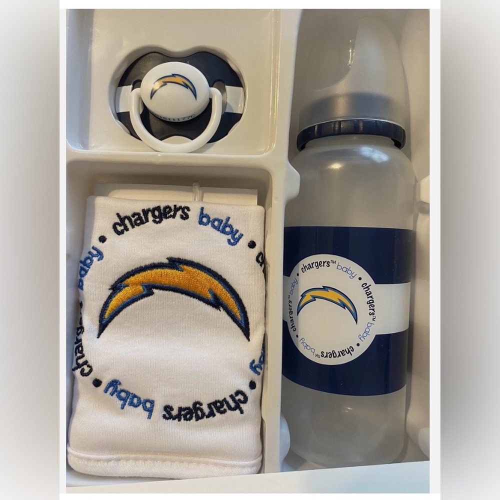 🆕 NFL Chargers Baby Gift Set with Bottle, Pacifier and bib. Perfect for the fan - Picture 4 of 4